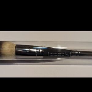 It cosmetics all over heavenly luxe complexion Brush #7